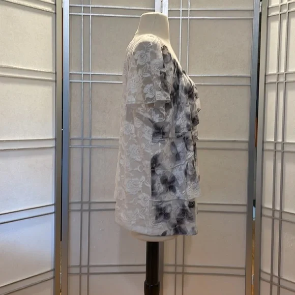 *AGB Woman White & Black Lacey Short Sleeved Top - Picture 2 of 5